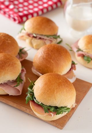 Panino farcito piccolo con latte un pezzo 