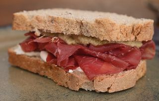 Panino con bresaola , primo sale e olive taggiasche
