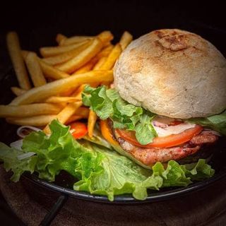 Panino cavallo, patatine fritte, insalata e salsa