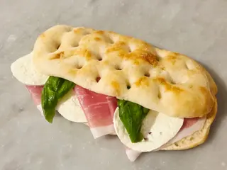 Panino con prosciutto di Parma DOP e mozzarella 