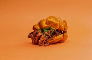 Panino con lampredotto, salsa verde e piccante