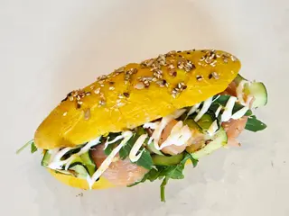Panino con salmone e zucchine