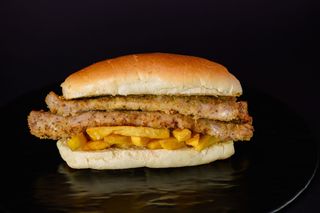 Panino con salsiccia e patatine