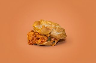 Panino con trippa fiorentina, formaggio e salsa verde