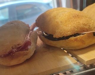 Panino farcito con salumi misti, senza glutine e senza lattosio