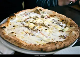 Pizza con panna e funghi