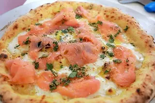 Pizza con panna e salmone