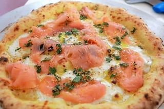 Pizza con panna e salmone