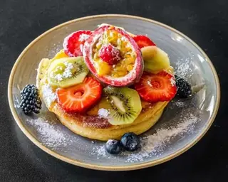 Panqueca Simples com Fruta e Mel
