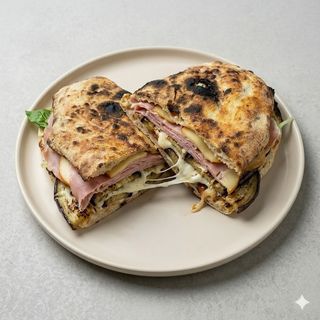 Panuozzo con prosciutto cotto, scamorza, melanzane, mozzarella