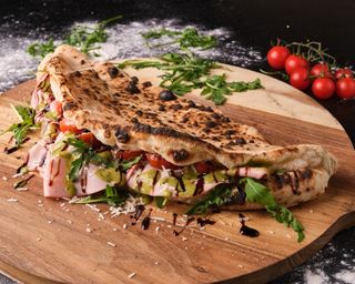 Panuozzo mortadela sendvič