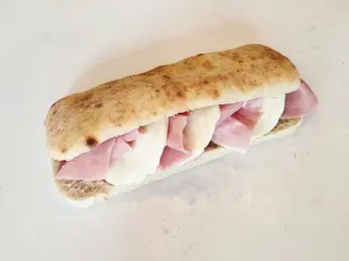 Panuozzo prosciutto cotto e mozzarella