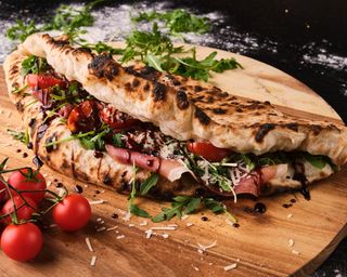 Panuozzo pršut sendvič