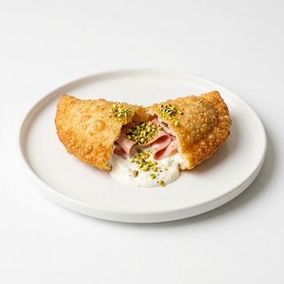 Panzerotto fritto di mortadella, stracciatella e pistacchio