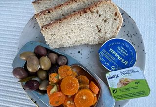 Pão, Azeitonas, Manteiga, Paté de Sardinha & Cenoura Temperada