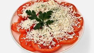 Paradajz salata sa sirom