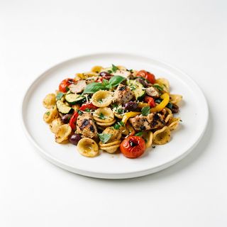 Pasta croccante con pollo e verdure