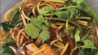 Pasta in brodo con costine di maiale, pak choi, funghi e carota