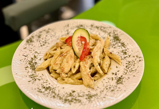 Pasta s piletinom i sirom u pesto sosu