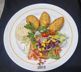 Pastéis de Bacalhau com Salada e Arroz