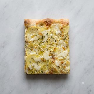 Pizza bianca con patate a fette