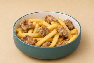 Patate fritte e salsiccia