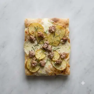 Pizza con patate a fette, salsicce suino e mozzarella