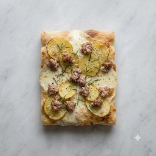 Pizza con patate a fette, salsicce suino e mozzarella