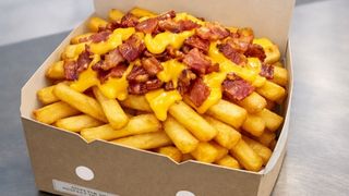 Patatine con bacon e cheddar