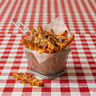 Patatine dolci con formaggio e bacon