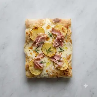 Pizza con patate a fette, prosciutto cotto e mozzarella