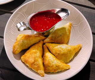 Pateuri cu salsa/tocatura mixta: carne de vita, porc, pui