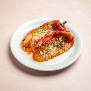 Pečena paprika salata