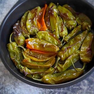 Peperoni friggitelli conditi e cotto in forno