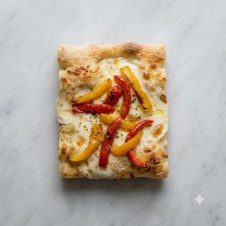 Pizza bianca con peperoni e mozzarella