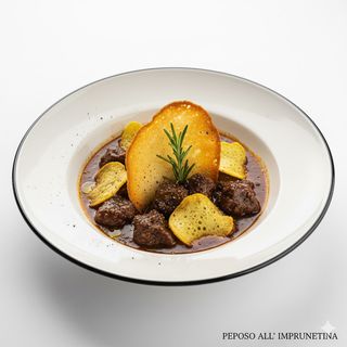 Peposo all’ imprunetina con cialda di pane e chips di polenta gialla - una porzione