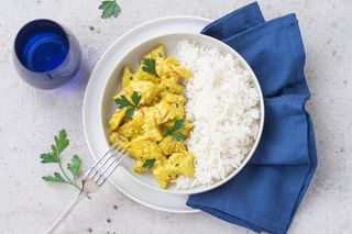 Pesce al curry e riso bianco