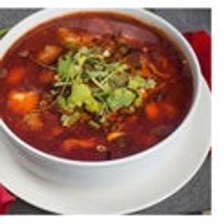 Pesce con le verdure nel brodo piccante