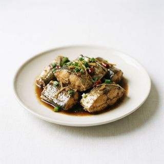 Pesce sciabola stufato in salsa di soia
