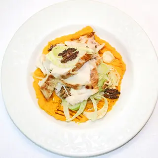 Petto di pollo su cremoso di carote, insalata croccante di mele, finocchio, miele e noci