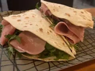 Piadina con prosciutto cotto