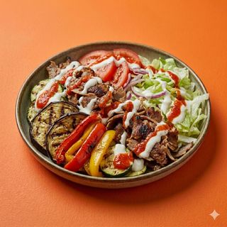 Piatto kebab con melanzane, peperoni, zucchine