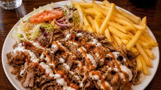 Piatto kebab con le patatine
