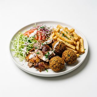 Piatto mix kebab e falafel