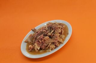 Piatto di lampredotto, salsa verde e piccante