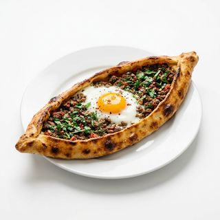 Pide con carne trita e uova