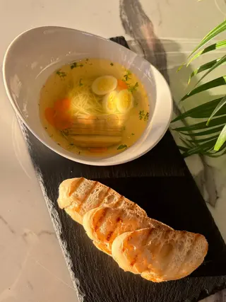 Pileća supa sa rezancima jajetom i krutonima 250gr