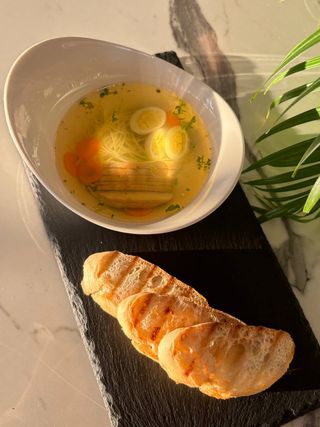 Pileća supa sa rezancima jajetom i krutonima 250gr