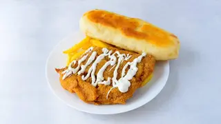 Pileća bećka šnicla sa pomfritom i lepinjom