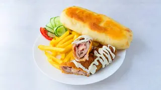 Pileća karađorđeva sa pomfritom i lepinjom